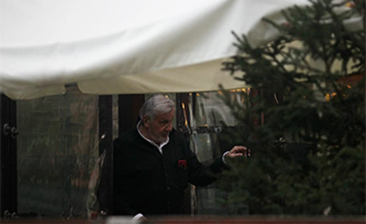 Ilie are un costum de fițe și un telefon roșu ca focul