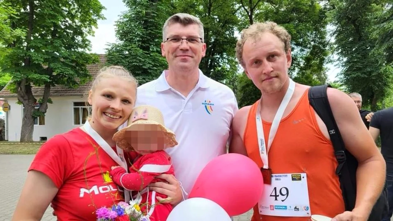 Soții au alergat 22 de kilometri cu fetița în brațe FOTO Aiud Maraton