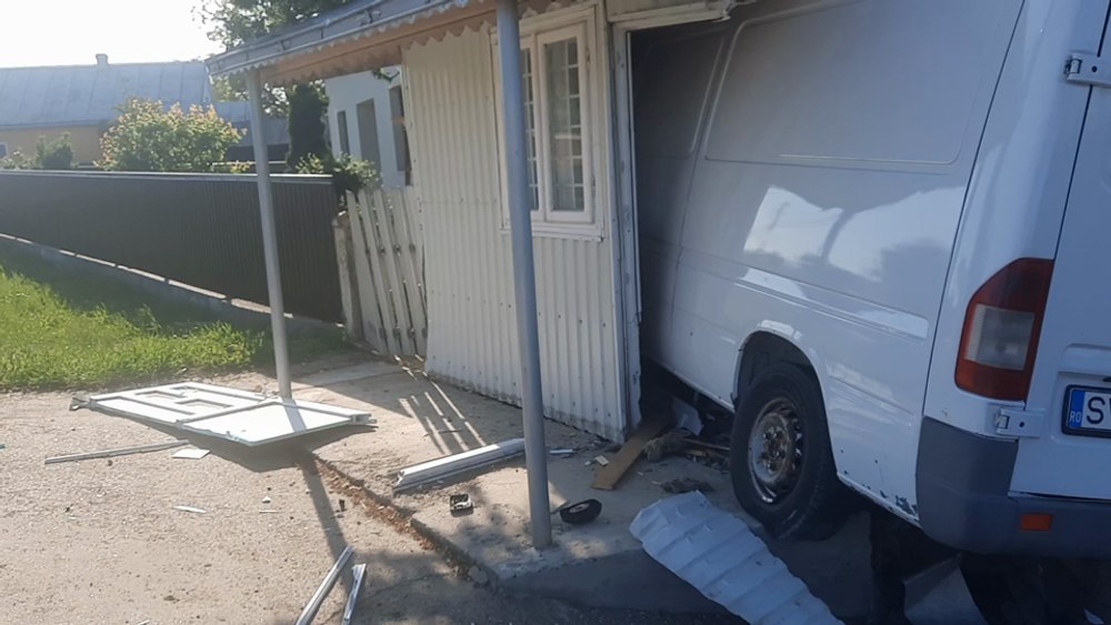 Șofer rămas încarcerat după ce a intrat cu duba de pâine într-un chioșc și a distrus pereții VIDEO 