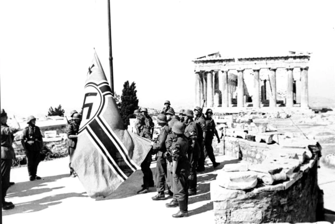 Soldații germani pe Acropola din Atena (© Bundesarchiv, Bild 101I-165-0419-19A / Bauer / CC-BY-SA 3)