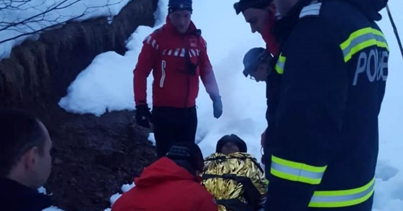 Bărbatul a fost salvat de jandarmi şi salvamontişti