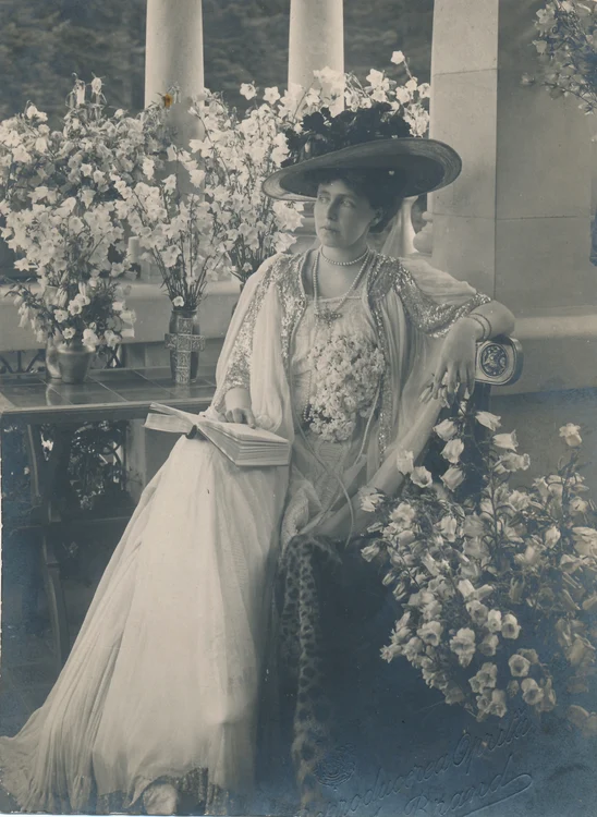 Carte poştală, Principesa Maria a României în balconul Castelului Pelişor Datare  cca 1905 1907 Atelier fotografic Alfred Brand, Sinaia jpg