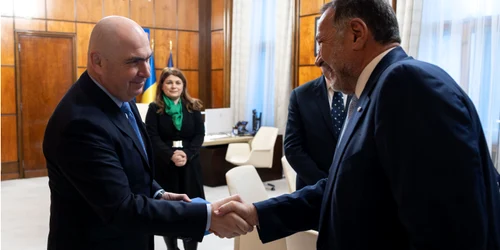 Întrevederea premierului Ilie Bolojan cu președintele Asociației Comitetelor Olimpice Europene (EOC), Spyros Capralos jpg