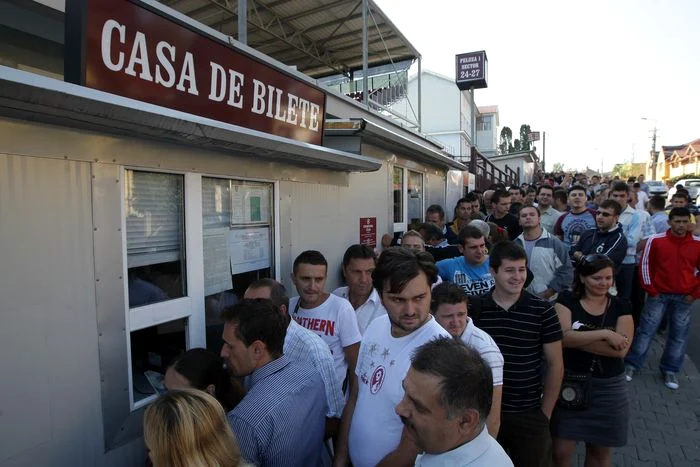 Sute de oameni au luat cu asalt casele de bilete din Gruia