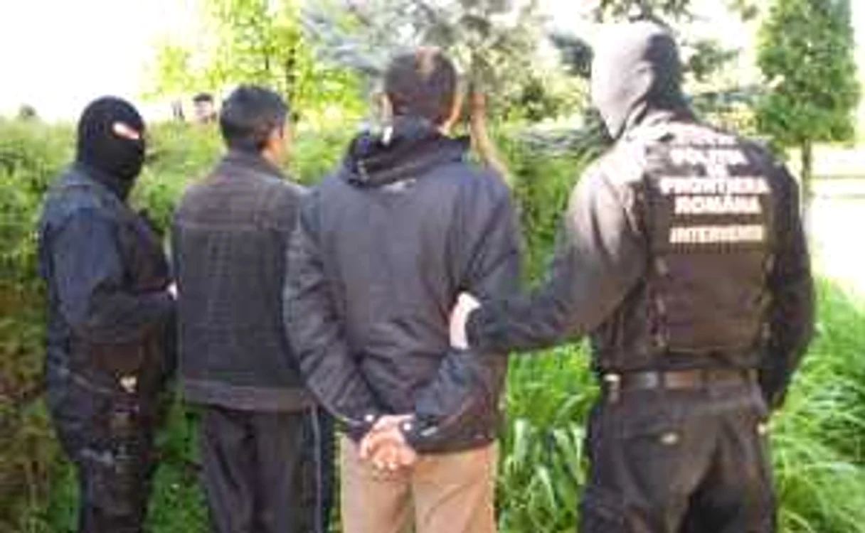Polițiștii i-au reținut pe migranți pentru cercetări