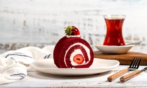 Rulada cu frisca si capsuni  Sursa foto shutterstock 2357938677 jpg