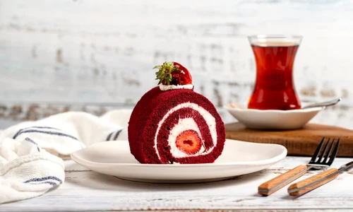Rulada cu frisca si capsuni  Sursa foto shutterstock 2357938677 jpg