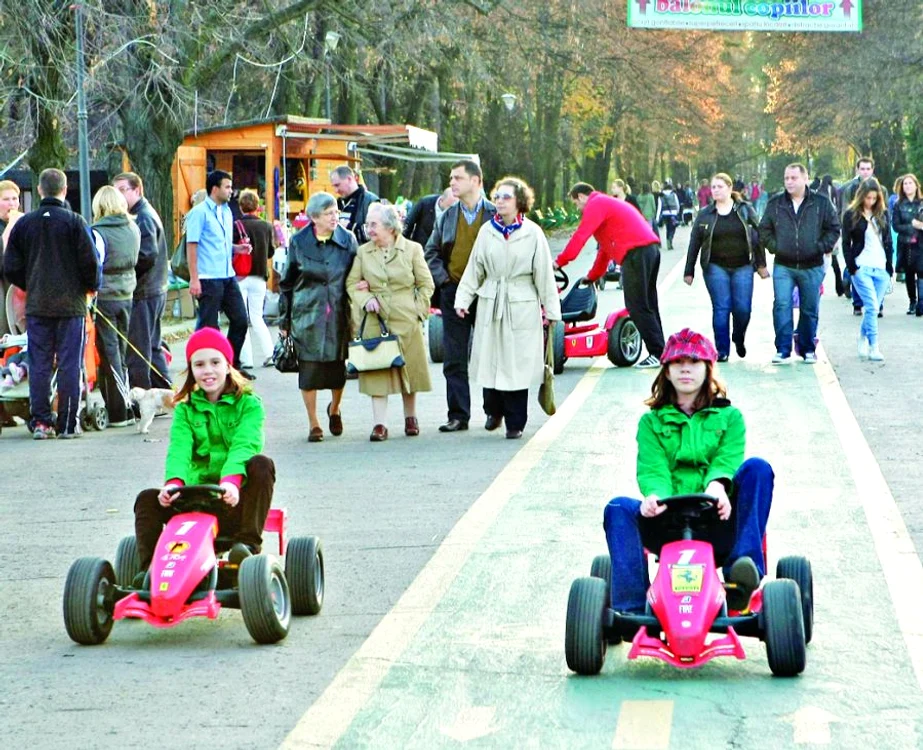 
    Bucureşti. Parcul Herăstrău  din Capitală a fost unul din locurile cele mai căutate ieri (foto: Dan Bistriţeanu/Florin Gheorghe)  