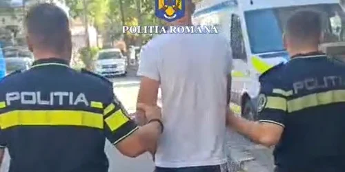 Un bărbat de 25 de ani, dat în urmărire internaţională pentru mai multe infracţiuni grave, printre care tentativă de omor asupra unui poliţist italian, a fost capturat de poliţiştii din Olt.