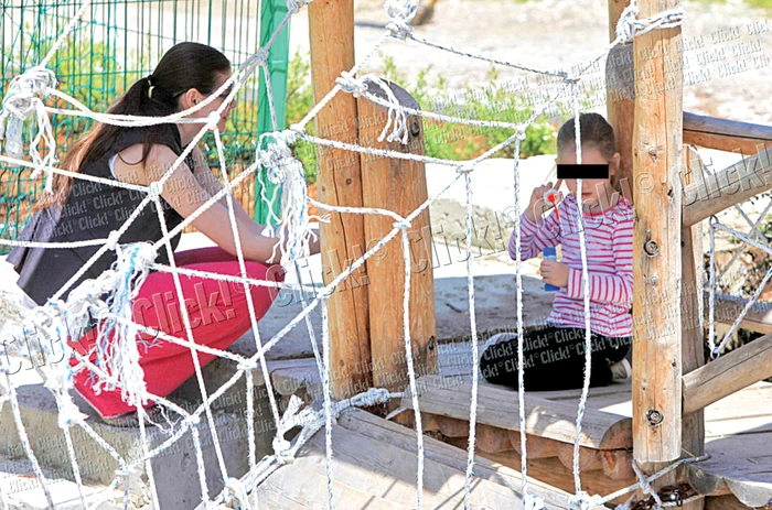 Cele două s-au odihnit câteva minute la umbră