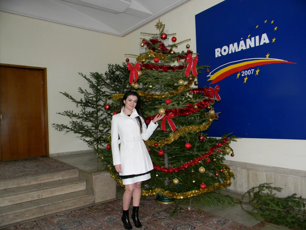 Secretara prefectului a împodobit bradul cu încă doi angajaţi