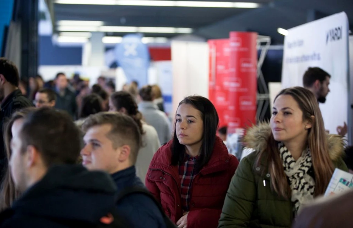 Tinerii vor salarii mari, spun specialiştii