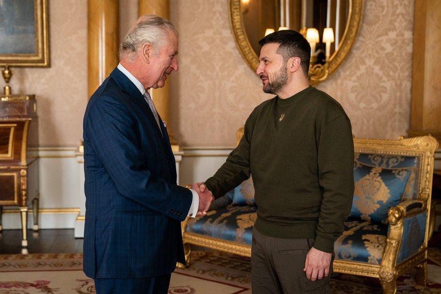 Londra oferă Ucrainei fonduri pentru a se aproviziona cu muniţii. Regele Charles laudă „forţa" poporului