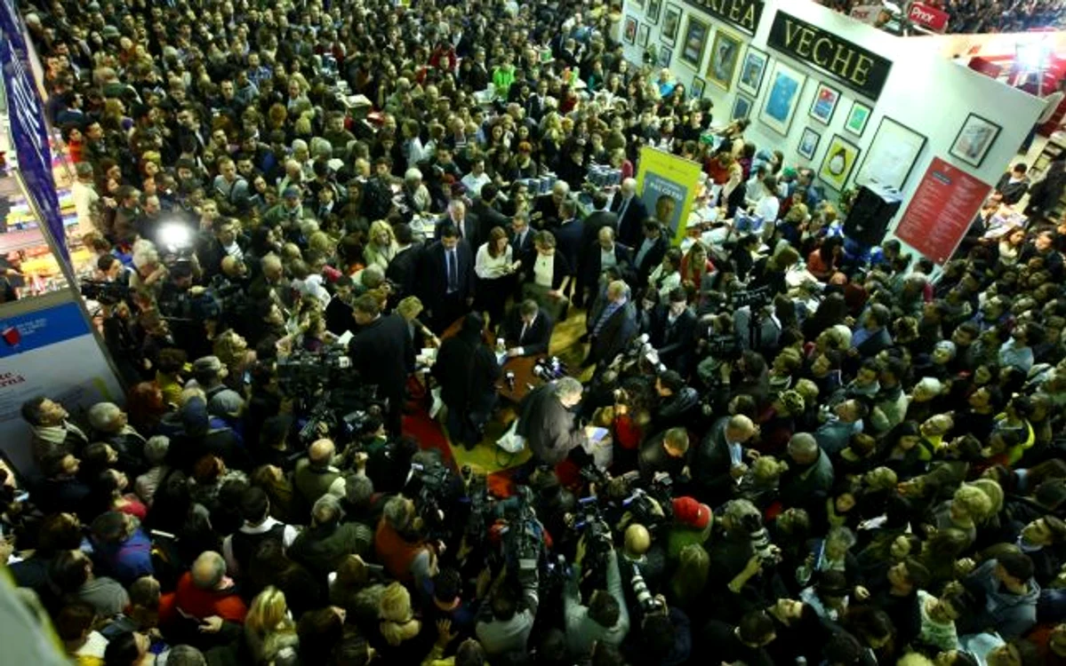 Foarte multă lume a venit miercuri la lansarea cărţii lui Klaus Iohannis, "Pas cu pas"