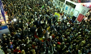 Foarte multă lume a venit miercuri la lansarea cărţii lui Klaus Iohannis, &quot;Pas cu pas&quot; jpeg