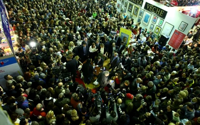 Foarte multă lume a venit miercuri la lansarea cărţii lui Klaus Iohannis, "Pas cu pas"