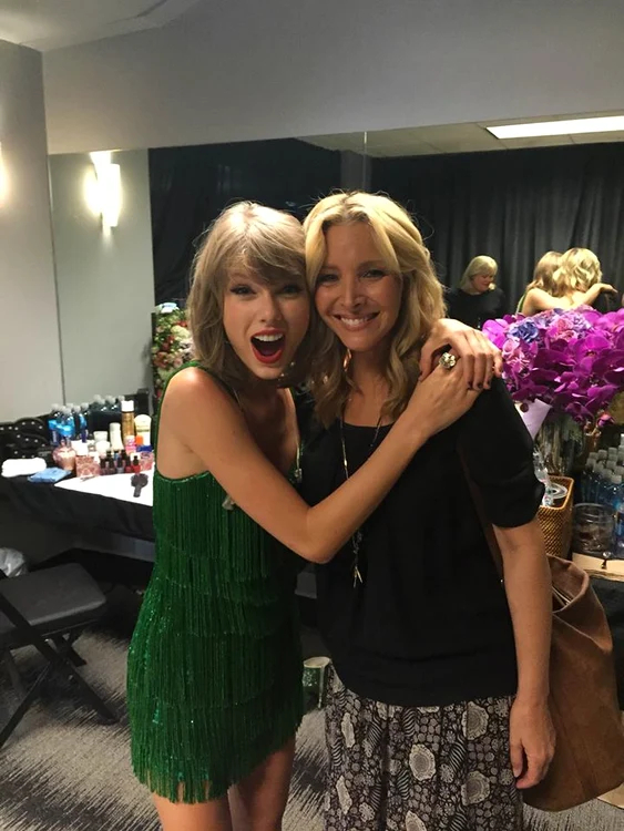 Taylor Swift Lisa Kudrow jpeg