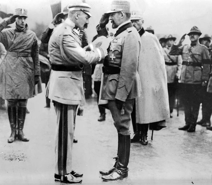  2  Pilsudski, septembrie 1922, îl decorează pe Regele Ferdinand jpg jpeg