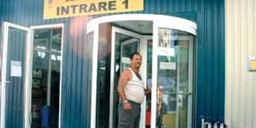 Reşiţa: Uşă la preţ de garsonieră cumpărată pe bani publici