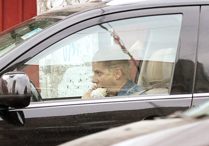 Tily Niculae O şaorma cu de toate! Înfulec şi cad pe spate. Doar aşa am putea explica această poză cu actriţa Tily Niculae