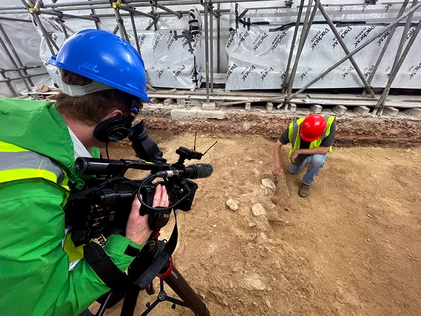 O criptă subterană și două morminte în care ar fi trebuit să fie îngropați doi episcopi, descoperite sub o catedrală din Anglia (foto: Facebook / Exeter Cathedral)