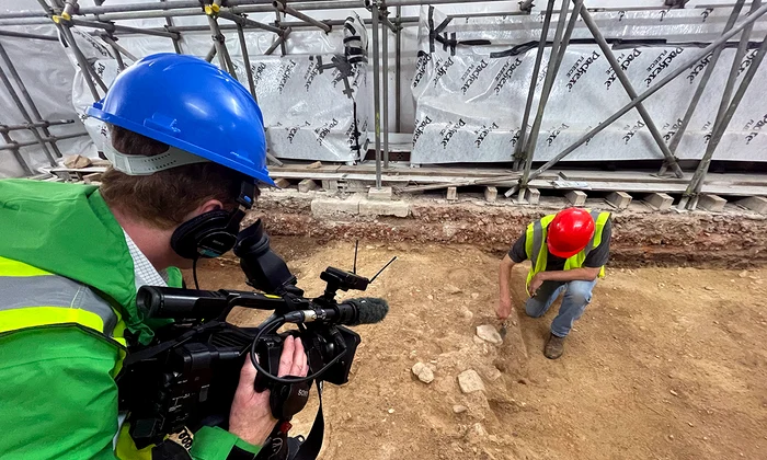 O criptă subterană și două morminte în care ar fi trebuit să fie îngropați doi episcopi, descoperite sub o catedrală din Anglia (foto: Facebook / Exeter Cathedral)