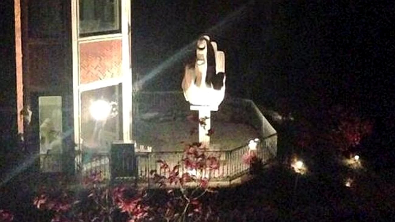 Statuia este luminata