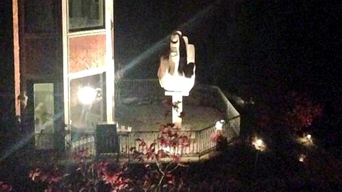 Statuia este luminata