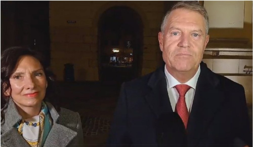 Preşedintele Iohannis şi soţia sa au fost la slujba de Paşte la Biserica romano-catolică „Sfânta Treime“ din Sibiu VIDEO 