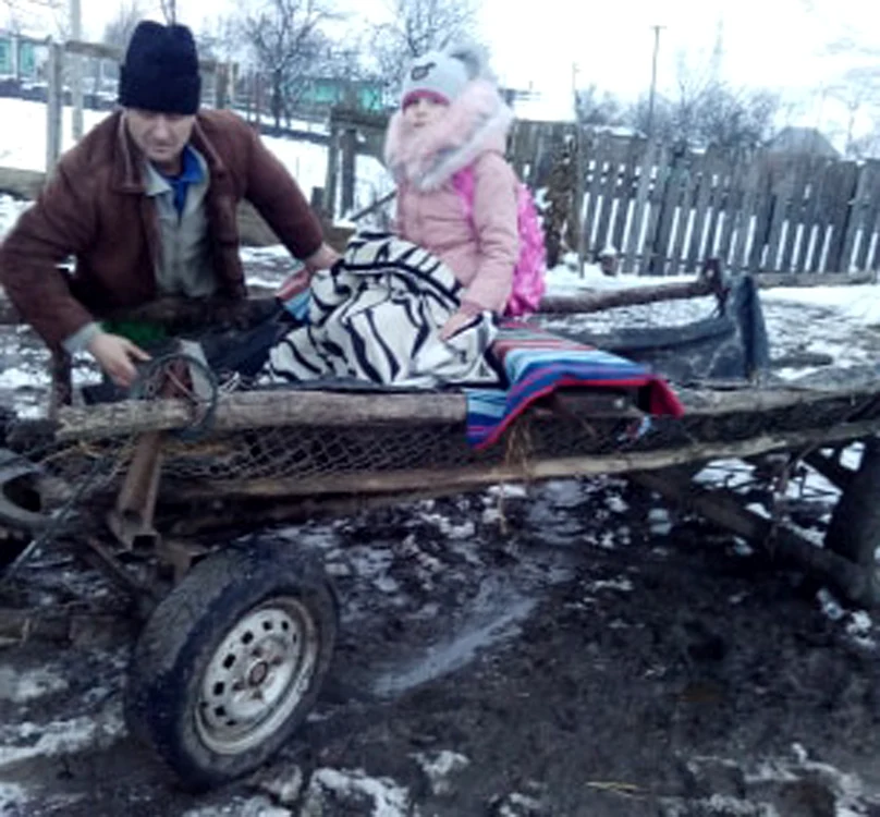 
    Elevii mari străbat mulţi kolometri pe jos  