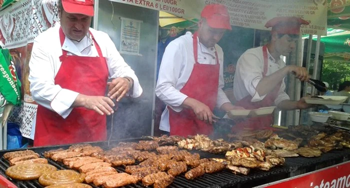 Să curgă berea, să vină micii! Așa îi place românului să petreacă de 1 Mai. În aer liber, lângă grătar, cu familia și prieteniiFOTO: Click!