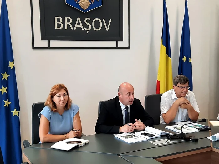 Prefectul Cătălin Văsii (mijloc) a anunțat rezultatele controalelor în județul Brașov FOTO IP Brașov