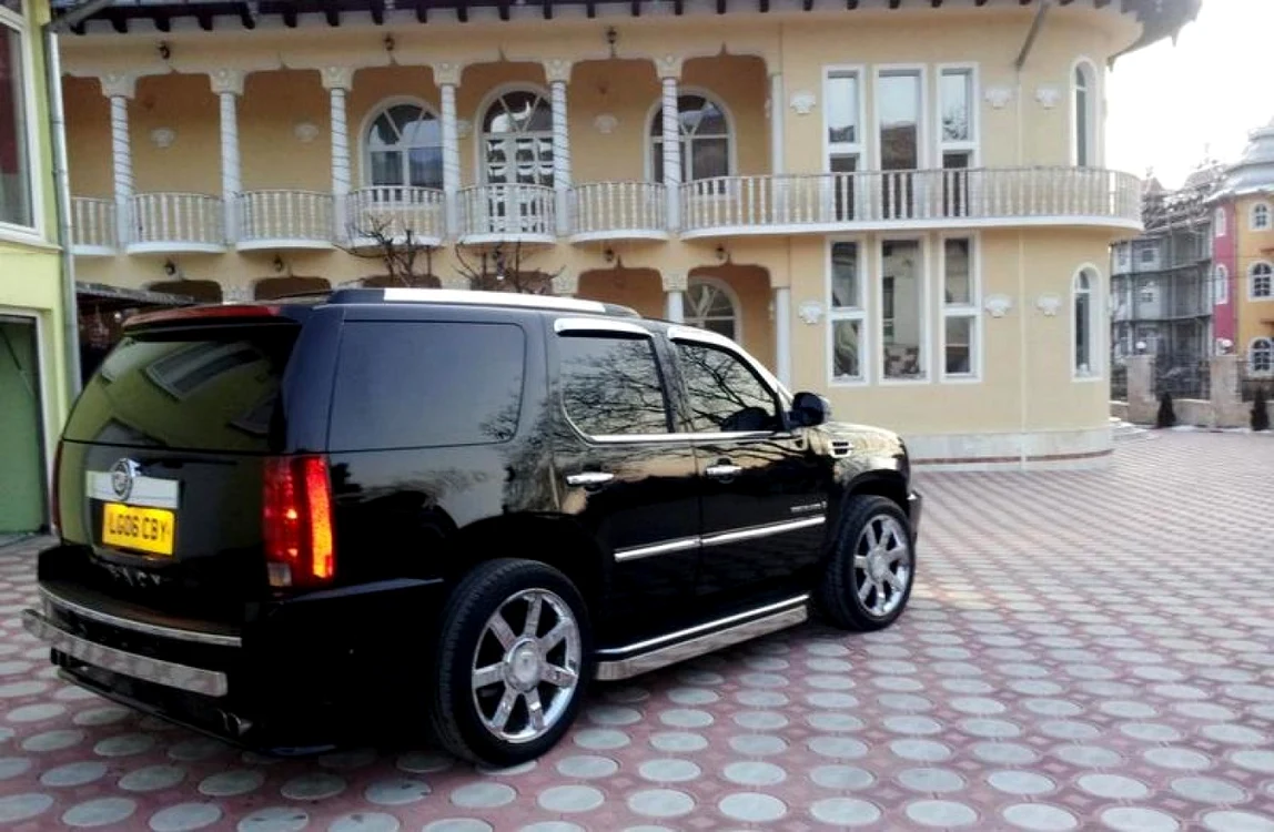 Maşina de lux din curtea celui mai bogat rom din Hunedoara. Sursa: FAcebook.