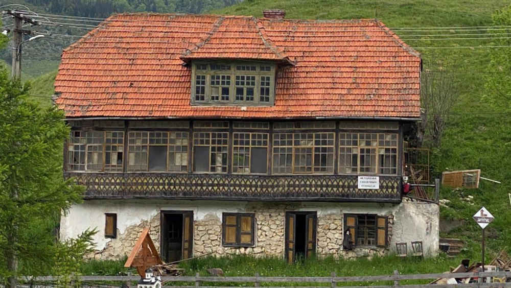 Proiect inedit în Șirnea. Charlie Ottley restaurează o clădire istorică și deschide un pub englezesc