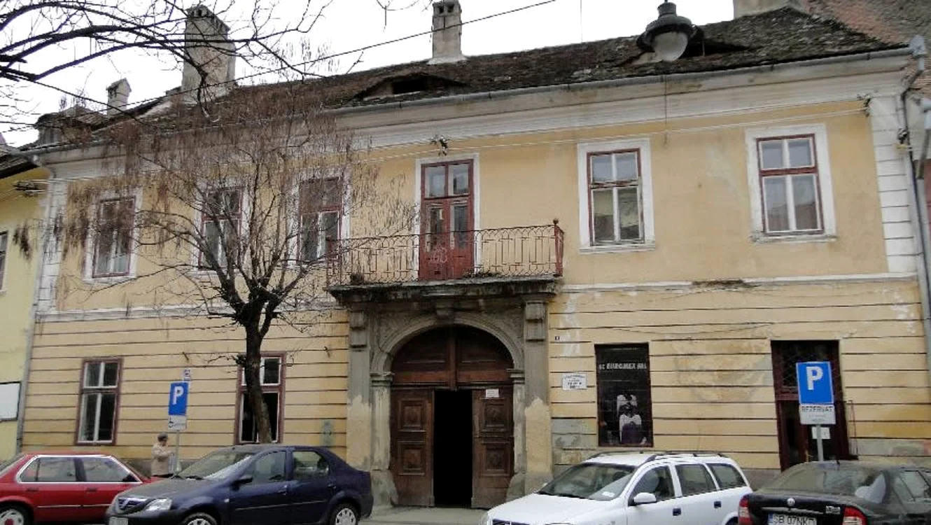 Clădire de patrimoniu din centrul istoric al Sibiului în care se intervine ilegal