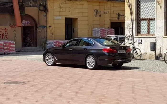 Şoferul unui BMW seria 5 „şi-a luat parcare” pe o stradă pietonală din centrul Timişoarei