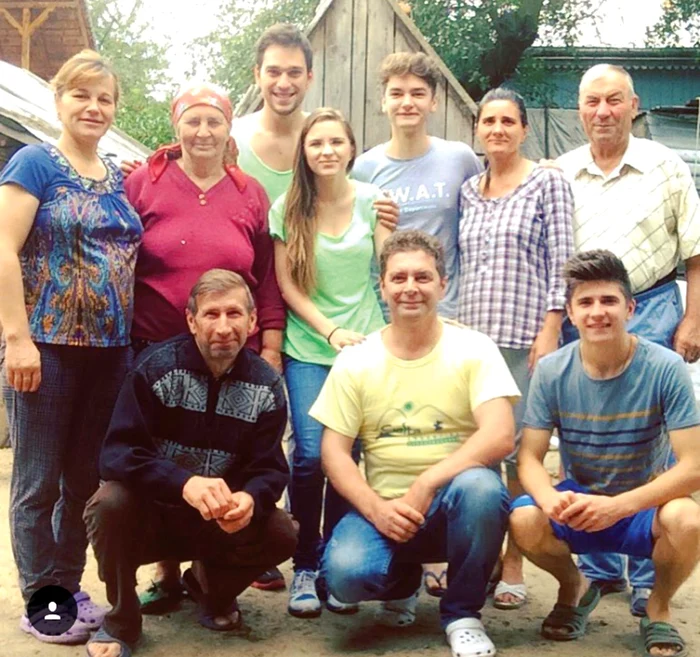 Cristina își ajută rudele, inclusiv pe mama ei,  (dreapta) cu bani, mâncare și medicamente.  Ea a ajuns mândria satului Vorona Mare 