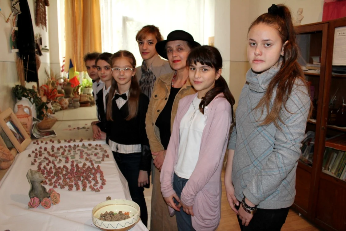Cinci elevi au lucrat alături de profesoara Ana Lupu şi de fiica ei la confecţionarea mărţişoarelor FOTO: Alin Ion