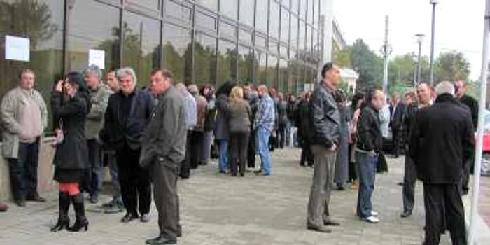 Pentru a-şi primi drepturile angajaţii de la finanţe au protestat în faţa instituţiei