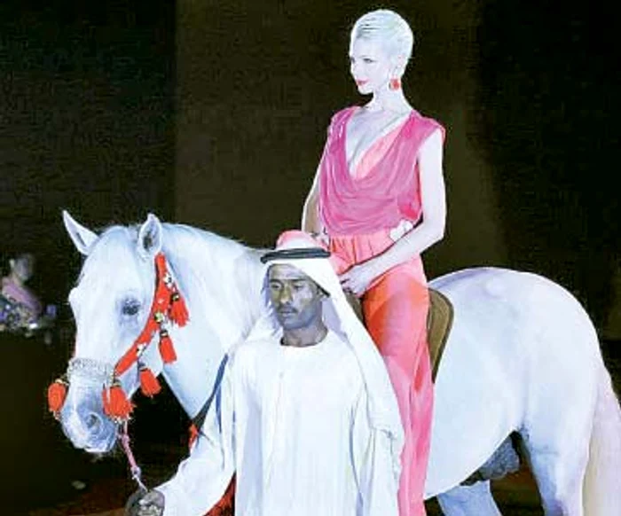 Salopeta din mătase naturală ciclam şi oranj a deschis festivalul „Dubai Fashion Week“, fiind purtată de un model internaţional, care a defilat pe un cal pur sânge p Foto: arhivă personală