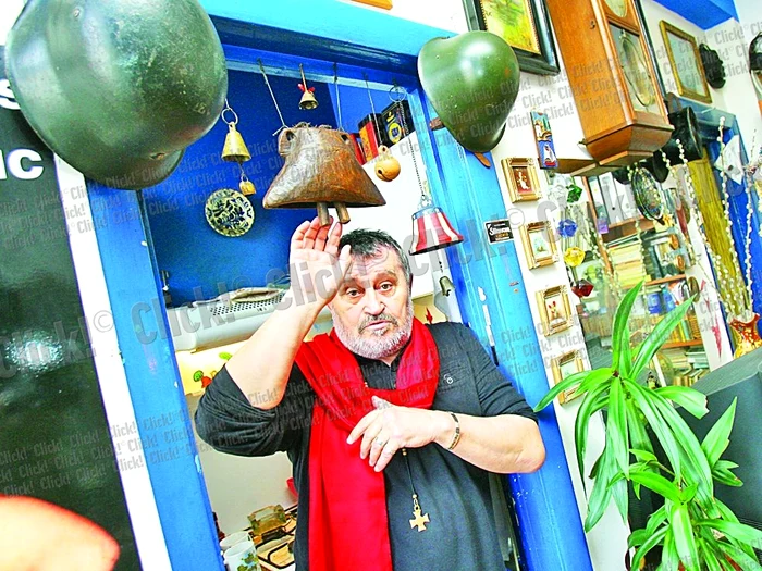 “Iubesc clopotele. Cel din lemn, cu două limbi, e din India, unde stă atârnat la gâtul vacilor - animale sacre acolo”