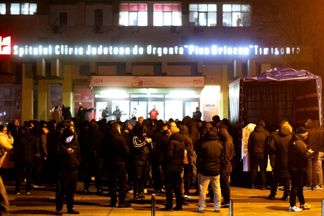 Suporteri greci la Spitalul din Timișoara. Foto: Inquam Photos/Virgil Simonescu