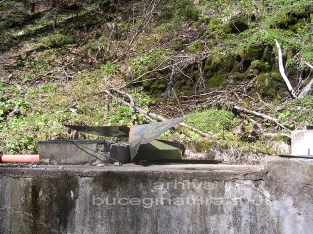 Captare de apă, avariată în ultimii 5 ani de către avalanșe (foto: Adrian Ciorbă)