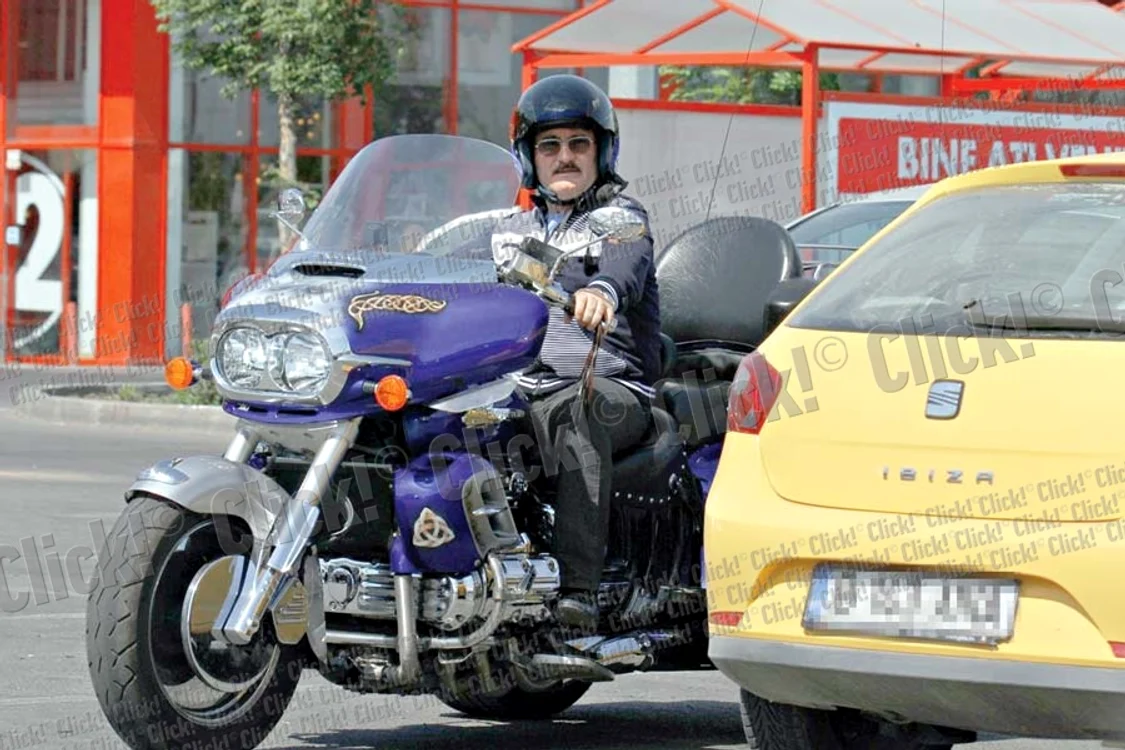 
    Cornel Palade a mers la  un centru comercial din Capitală  cu trike-ul de 20.000 de dolari (Fotografii: Mihai Ionescu)  