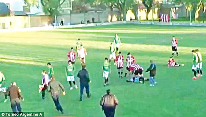 Medicii au sărit în  ajutorul arbitrului  căzut la pământ