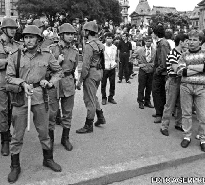 Soldaţi ai MApN aflaţi pe străzile Bucureştiului (iunie 1990)