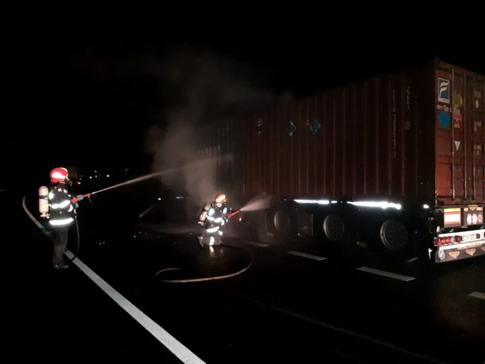 Camion plin cu reactivi pentru depistarea poluării din sol în flăcări pe DN7 - Vâlcea Foto Adevărul