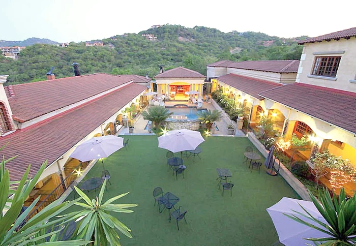 Complexul arată ca o fortăreaţă