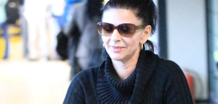 Elena Cârstea la aeroport. FOTO Pappics
