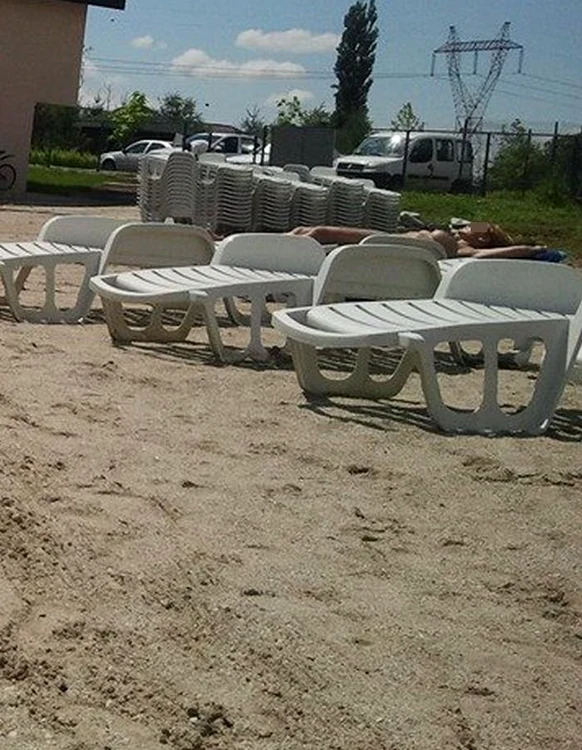 Privirile indiscrete nu au jenat-o pe femeie, care s-a bucurat de soare